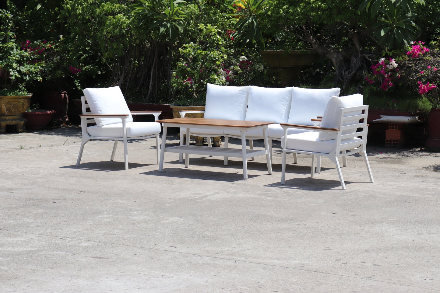 Modern 4-Piece White Aluminium Wheather Resistant Outdoor Lounge Set inc coffee table & pillows